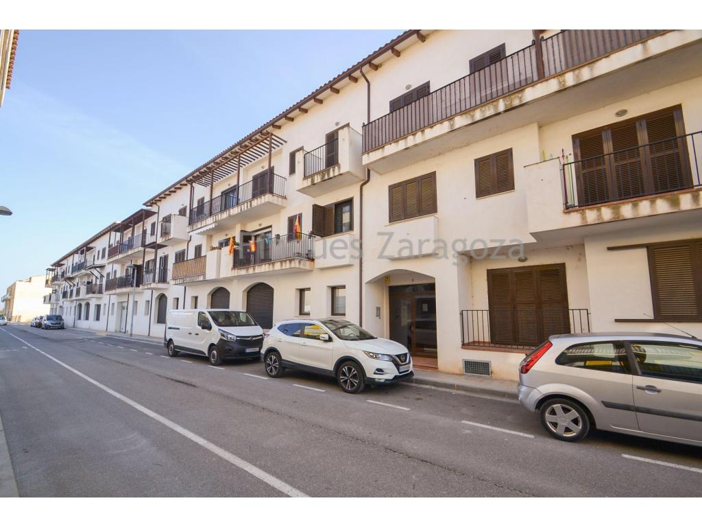 We present this charming 62 m² apartment located on a quiet ground floor, ideal for families, couples, or as a second home. Built in 2007, it is part of a residential complex with a communal swimming pool and a children's area, perfect for enjoying good weather and outdoor living.The property is distributed into 2 bedrooms, an open-plan kitchen, living-dining room, 1 full bathroom, and a cozy terrace where you can relax in the sun. It also includes a parking space and enjoys excellent sunlight throughout the day.Located in a privileged natural environment, near the Ebro River and just minutes from the Delta beaches, this apartment offers comfort, functionality, and an unbeatable quality of life.Come and visit—fall in love with it!Ground floor apartment in Sant Jaume d’Enveja with communal pool and parking space